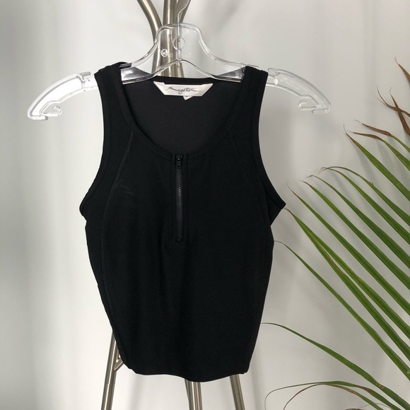 Athletic black crop top with front zipper - Picture 1 of 6